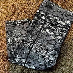 Zyia Light N Tight Crop Length Leggings.  Size 14-16